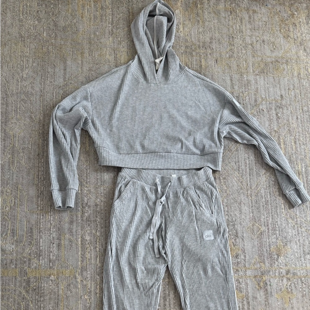 Alo sweatsuit. Sweatshirt is cropped and sweatpantss are full length